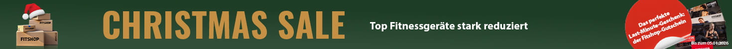 Ein weihnachtlicher Werbebanner mit grünem Hintergrund und einer Lichterkette am oberen Bildrand. Auf der linken Seite liegen mehrere Pakete mit der Aufschrift „Fitshop“. Daneben sind mehrere Fitshop-Geschenkgutscheine abgebildet. In einem rot hervorgehobenen Textfeld steht „Das perfekte Last-Minute-Geschenk: der Fitshop-Gutschein“. Auf der rechten Seite steht in Großbuchstaben „Christmas Sale“.